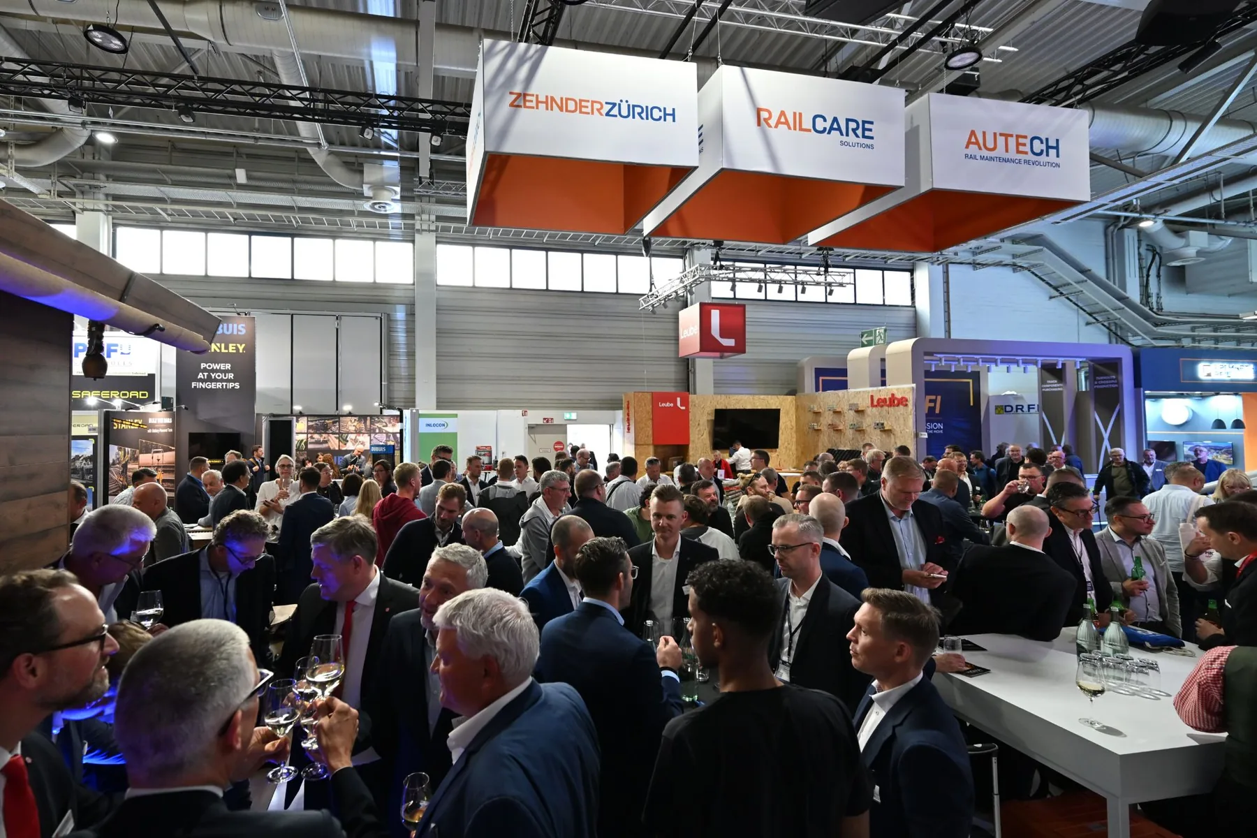 The party on the first evening of the fair, under the signs of Zehnder Zürich, Railcare and Autech
