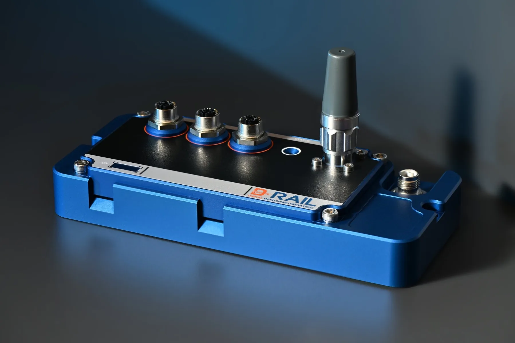 The D-RAIL PWMD: a blue anodized housing with three M12 sockets for the sensor units and an antenna